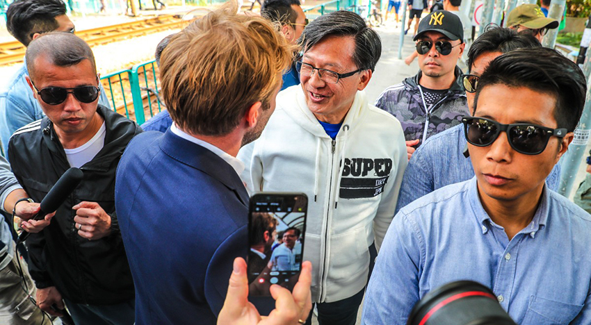  香港街头，英政客无耻挑衅！何君尧硬气回击