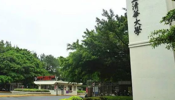 大陆女生撕毁乱港标语 被判罚款或服六天劳役