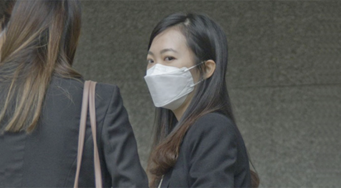 用镭射笔照射警员眼睛，香港前空姐袭警罪罪名成立被判刑3个月