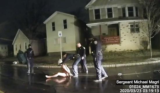 又一起！美国非裔男子被警察按压在地窒息而死