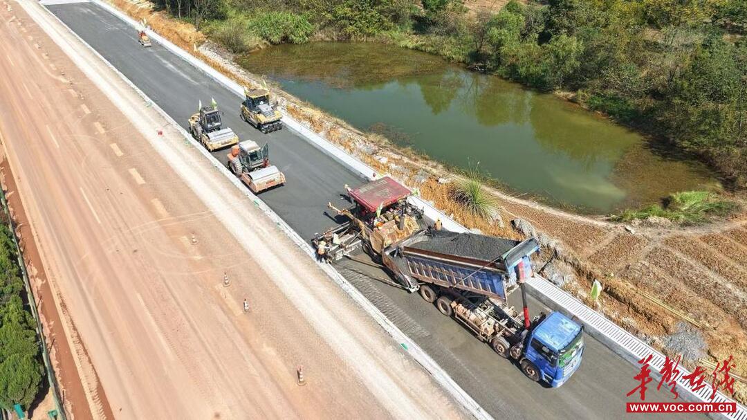 抢抓晴好天气，G4株耒扩容工程全力推进路面结构层施工
