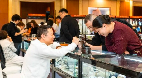 第36届湖南文物交流会启幕 房间交流、地摊交流同步举行