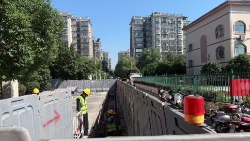 长沙市岳麓区麓枫和苑（二期）燃气管网改造工程现场，施工人员正在紧张作业。​