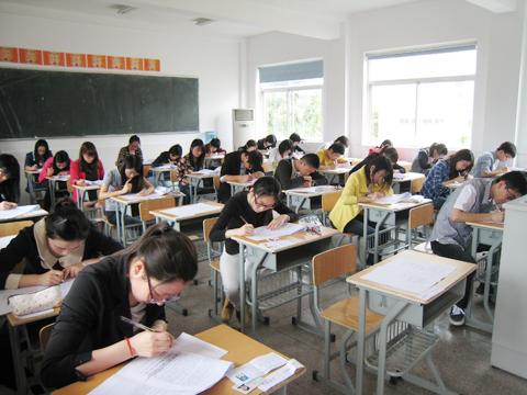 北大网红考编发文质疑，这位湖南乡村教师逆袭之路有多难？   
