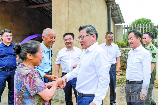 曹炯芳看望慰问航天员汤洪波家属及老干部、老党员
