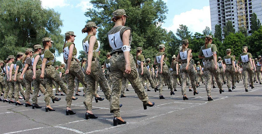 乌克兰女兵穿高跟鞋为阅兵练正步，男国防部长被送高跟鞋抗议