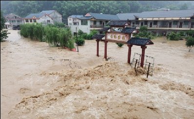 &ldquo;我们来了，就不会有危险&rdquo;，湖南暴雨洪水中的暖心&ldquo;橙&rdquo;
