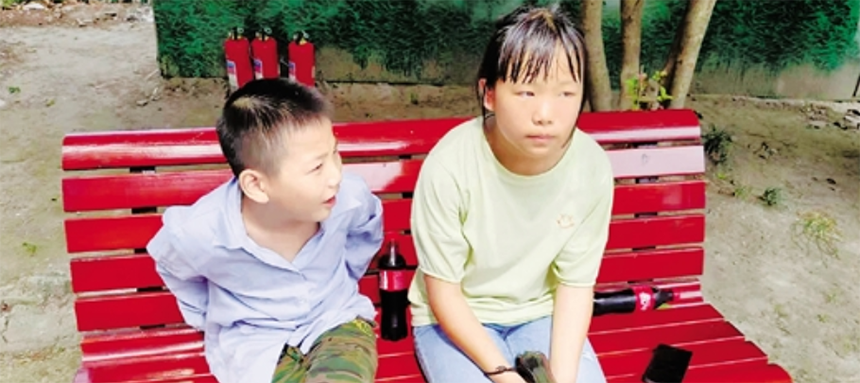 小小年纪却扫过凌晨4点的街 分外懂事的姐弟刷屏了朋友圈