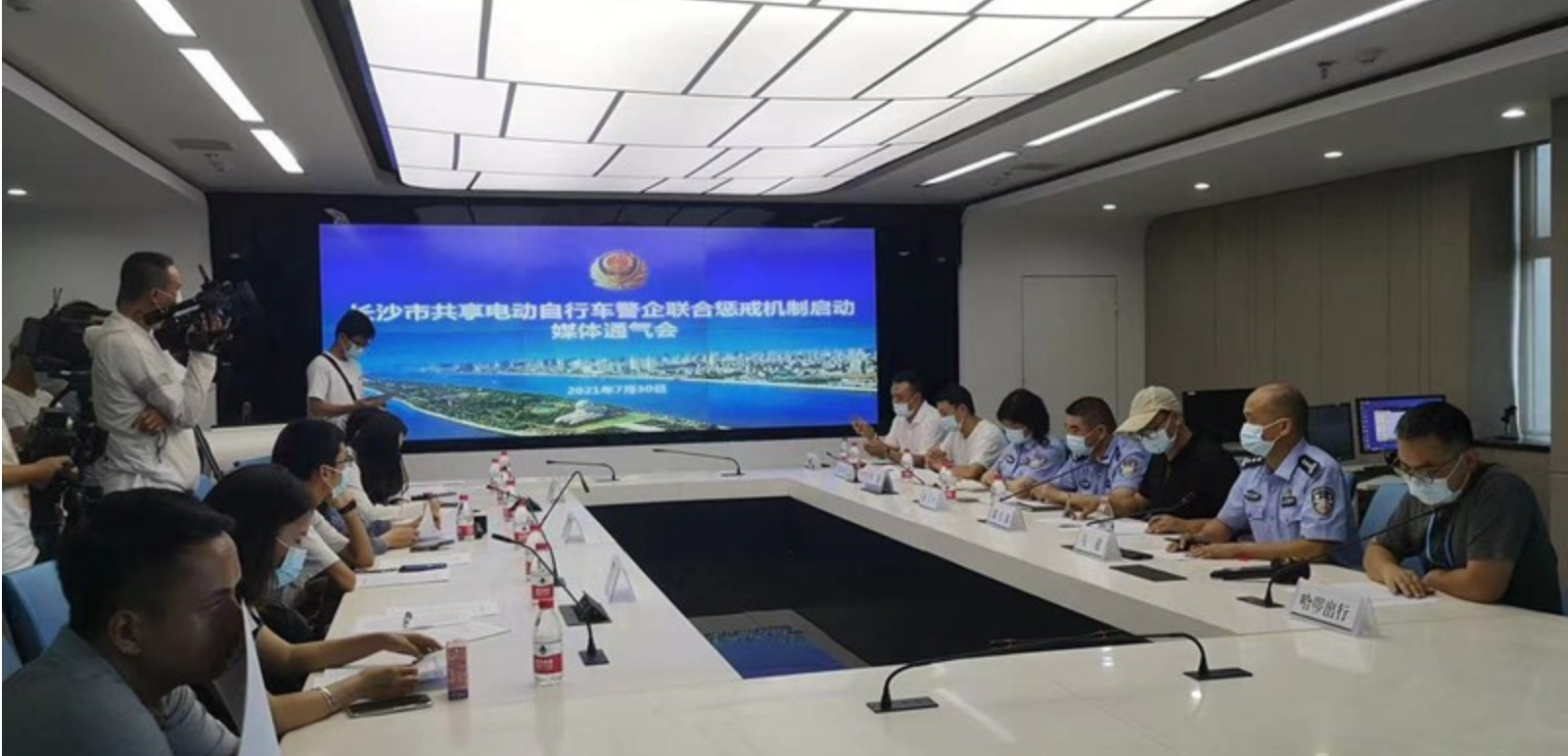 8月1日起不戴头盔将被限制骑行共享电单车，违法信息将通报所在单位
