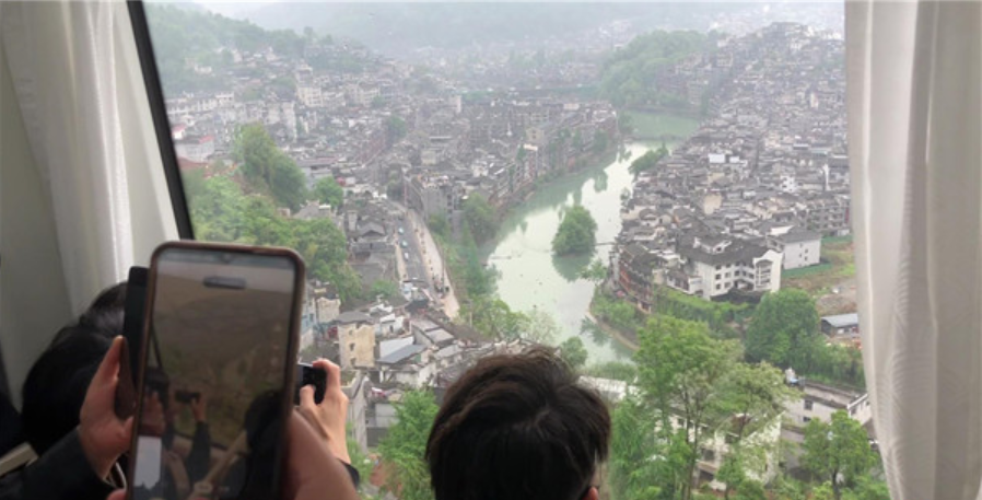 凤凰古城磁浮观光快线通车试运营 可观赏近十公里游走的风景