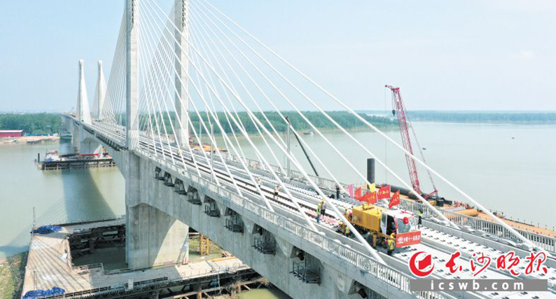 常益长铁路铺轨顺利通过沅江特大桥主桥