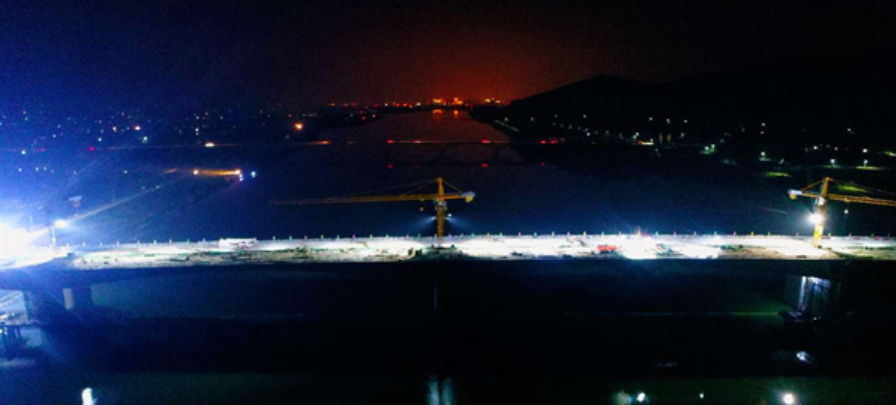 张公庙澧水特大桥启动桥面沥青摊铺 预计今年底建成通车