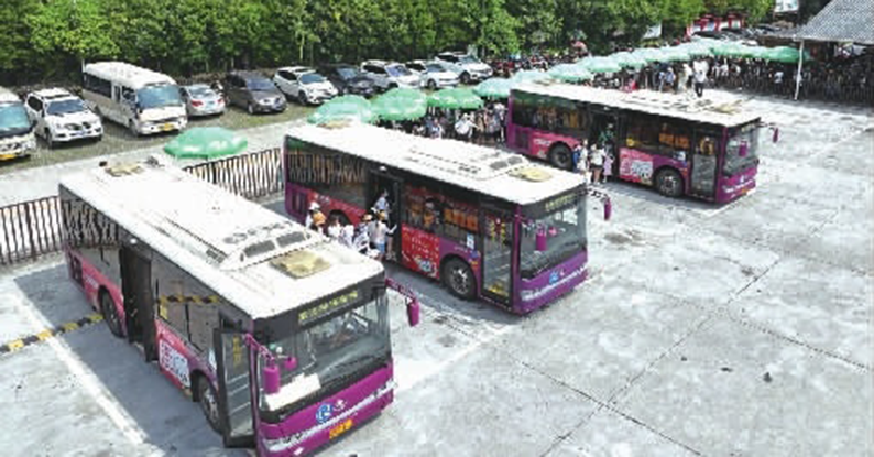 张家界武陵源景区单日游客突破3万人次大关 接驳车从一天20辆暴增至180辆