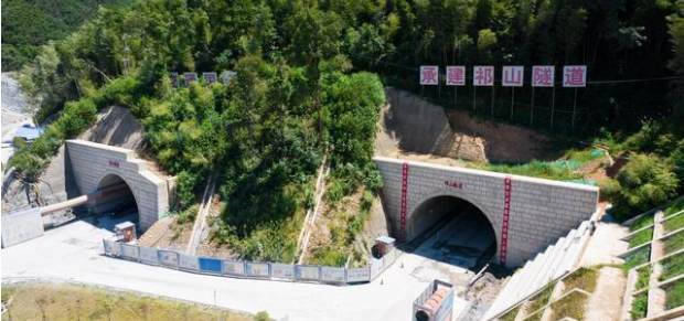 衡永高速祁山隧道顺利贯通