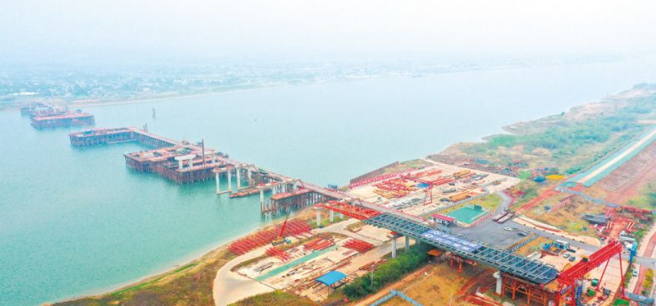 暮坪湘江特大桥首跨钢槽梁顶推顺利完成