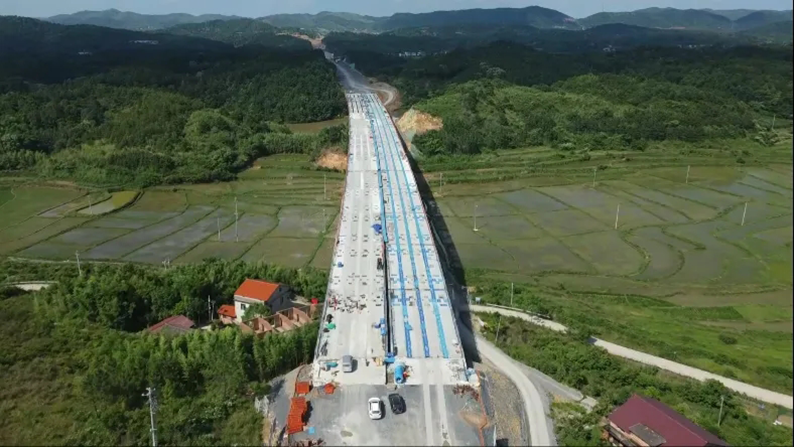 衡永高速钢箱梁顺利&ldquo;跨越&rdquo;许广高速