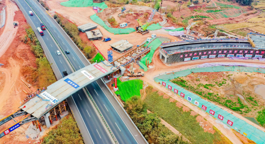衡永高速公路寺塘冲枢纽互通：钢箱梁顶推全部完成