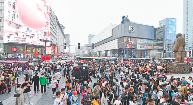 假期首日长沙消费热力值飙升 五一商圈外地游客占比超六成