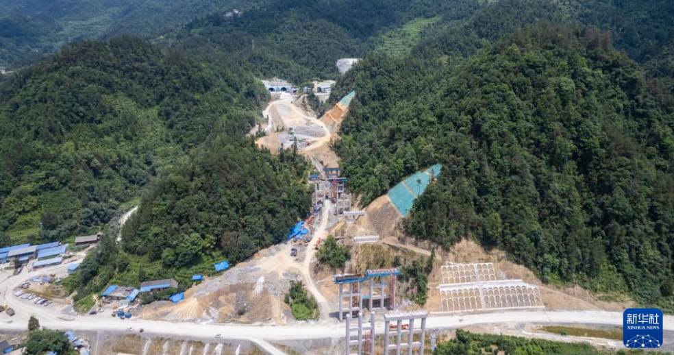 湖南桑龙高速公路天福岭隧道贯通