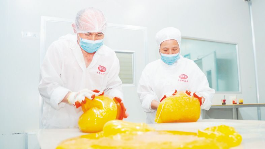中非经贸博览会搭桥 长沙食品企业生产的糖果畅销非洲各国