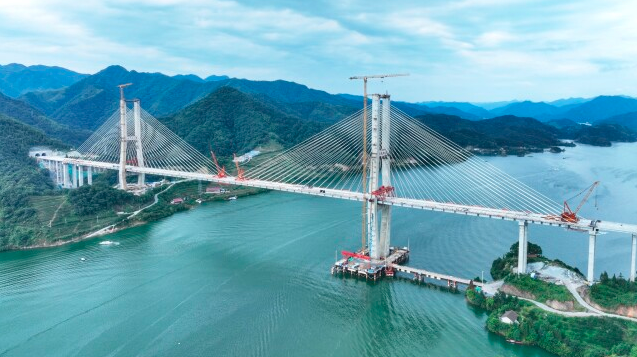 官新高速雪峰湖大桥成功合龙 为目前湖南省最大跨度钢混组合梁斜拉桥