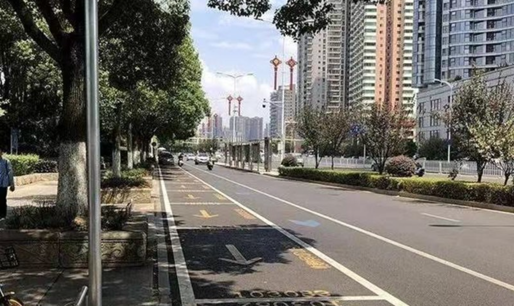 自9月1日起，长沙将下调路边泊位停车费