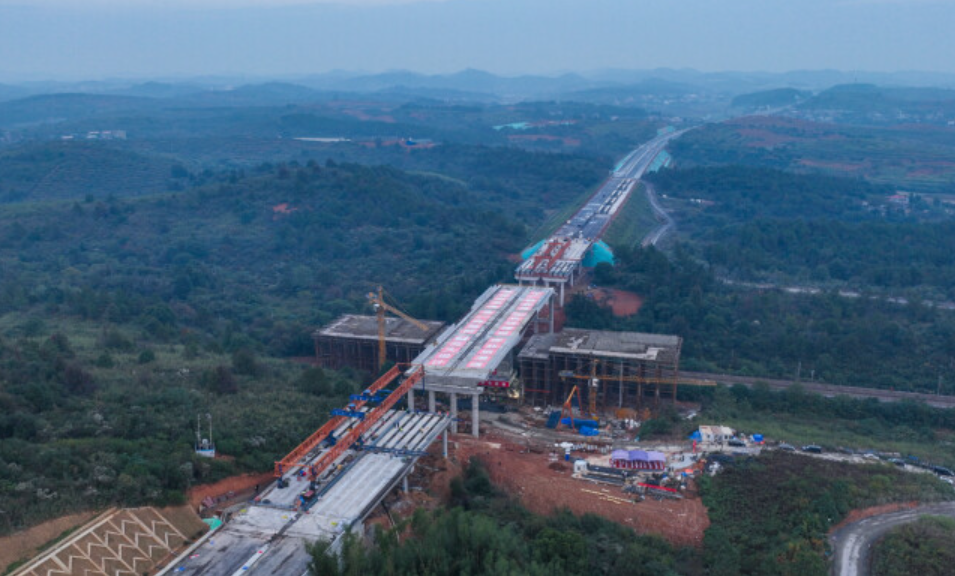 &ldquo;空中转身&rdquo;！茶常高速上跨京广铁路桥转体成功