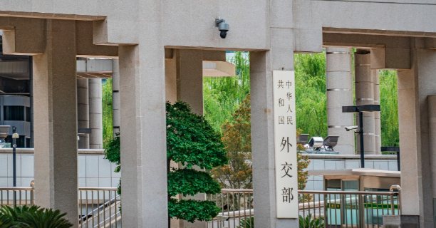 外交部提醒中国公民暂勿前往伊朗，在当地中国公民尽快撤离