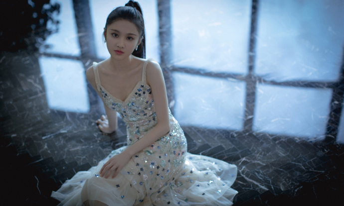 璨若星辰 &ldquo;谋女郎&rdquo;张慧雯烟花吊带裙颈肩优越