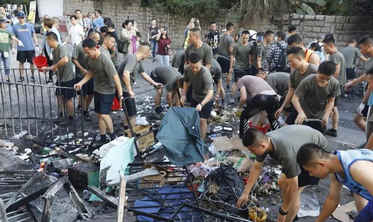 驻港部队上街清路障 国防部：不违反驻军法和一国两制原则