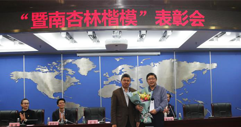 飞机吸尿救人医生受表彰 获奖感言：太太不敢亲我了