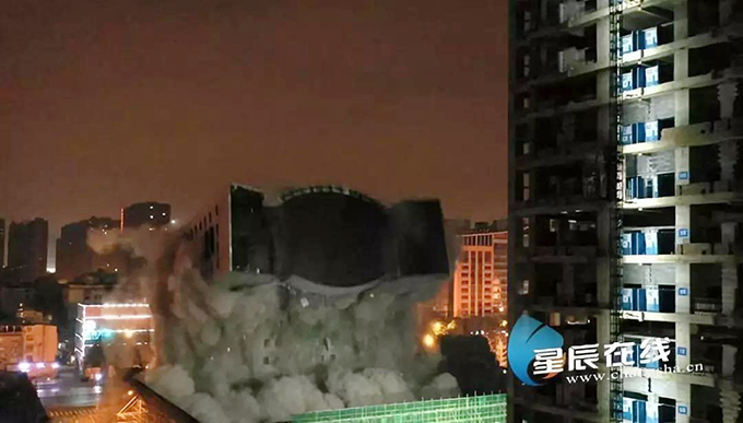 长沙昔日地标67.8米高大楼成功爆破拆除，仅用9.8秒