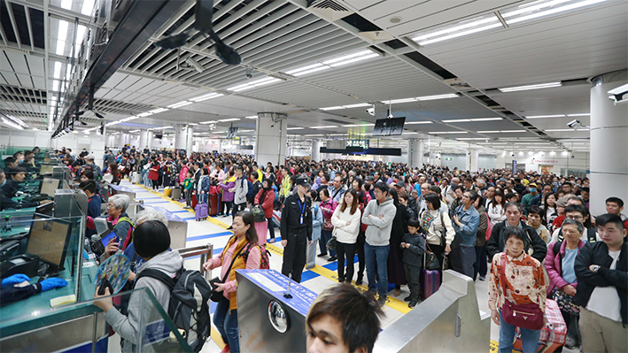 深圳湾口岸迎来大批香港游客，入境大厅被挤爆