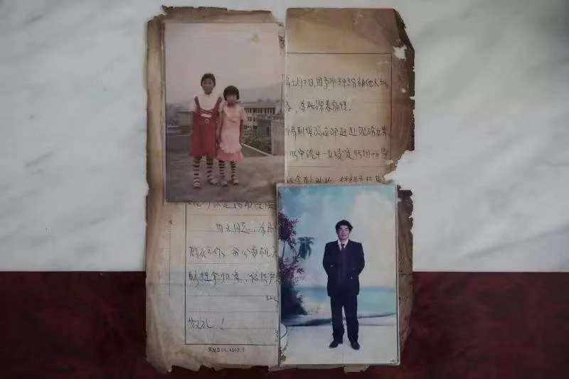 1996年慈利县公安局开的关于父亲被杀的案情说明、两姐妹小时候的合影和父亲的照片。 新京报资料图