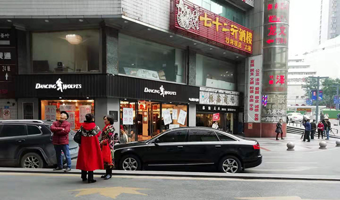 重庆2名被砸遇难女生家属获政府补偿20万，或将起诉跳楼男子父母