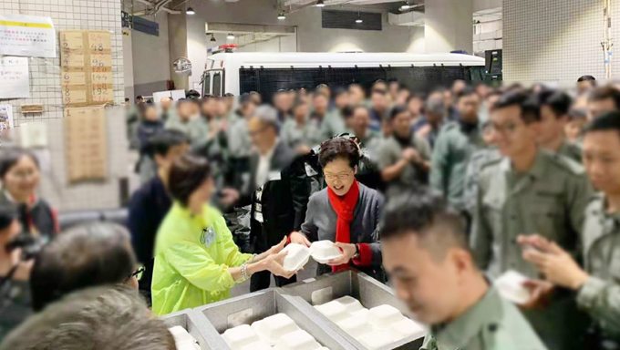 林郑月娥慰问香港警队：正义永远站在我们这一边