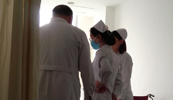 西安一男子医院重拳击晕女护士 叫嚣：我是市领导