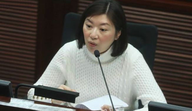 央视热评：香港终于开始清理&ldquo;毒教材&rdquo;了