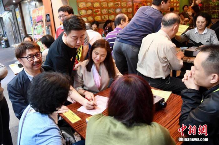 小店店内四五张桌子迅速满座，之后食客仍络绎不绝。&nbsp; 中新网 图