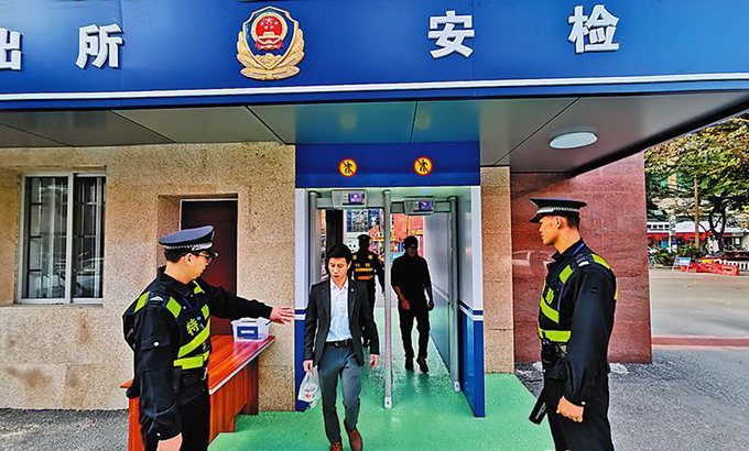 广西南宁市二医院启用安检通道，首日拦截十多把刀具