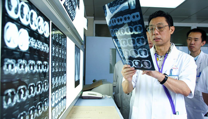钟南山:一名新型冠状病毒病人致14名医务人员感染