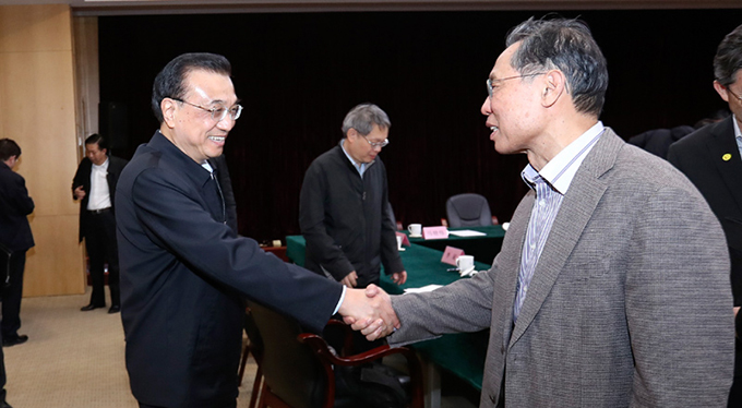 李克强特意对钟南山说：还是握一次手吧！