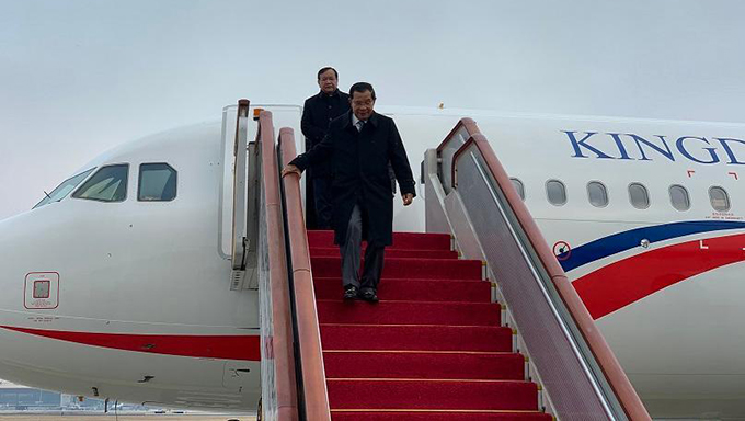 柬埔寨首相洪森乘专机抵达北京