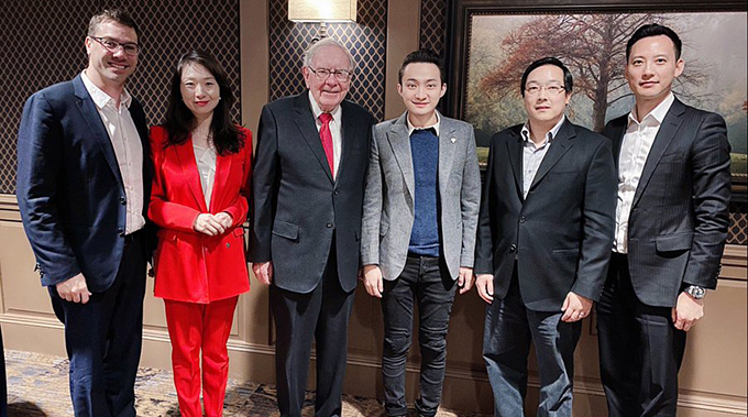 孙宇晨携4名币圈人士与巴菲特共进晚餐，并送了他1个比特币