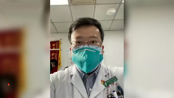 李文亮人生侧面：父母曾双双下岗，中学老师说他能坐冷板凳