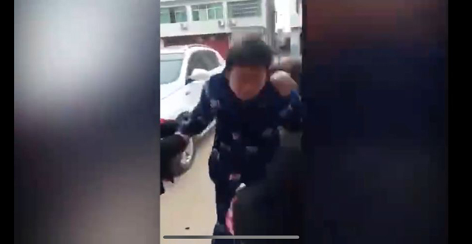 胡锡进：网上流传的这些视频，唤起人们对个人权利受侵犯的担心