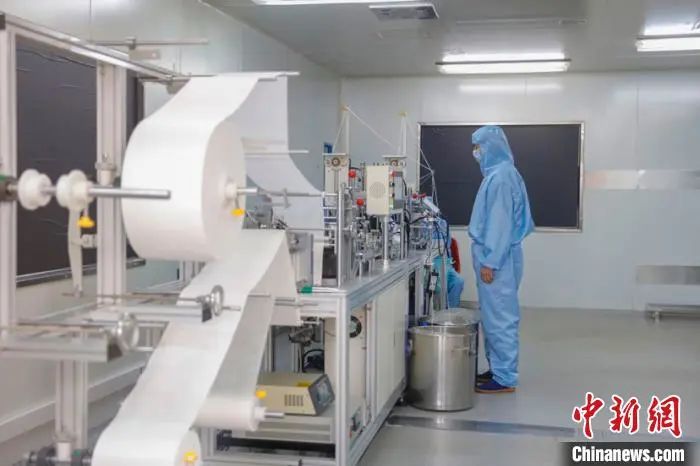 图为黑龙江首条医用防护口罩生产线。 吕品 摄