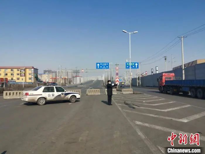 图为哈尔滨市交警在岗位执勤。 高阳 摄