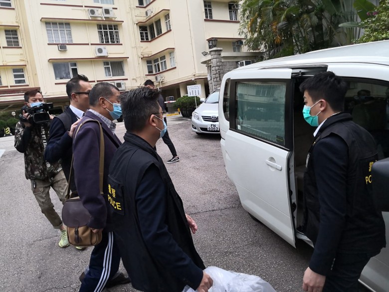 黎智英被带上警车(图源:港媒)