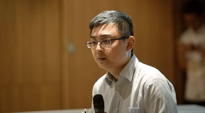 活在自己江湖里的六神磊磊，却要中国去真实世界里背锅
